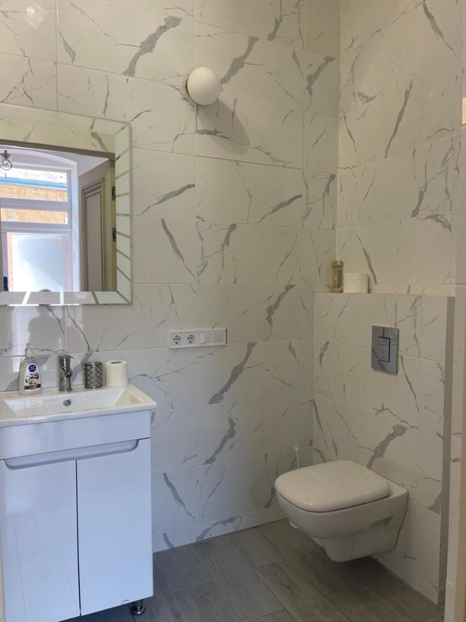 Newtone Apartment Tjernivtsi Eksteriør billede