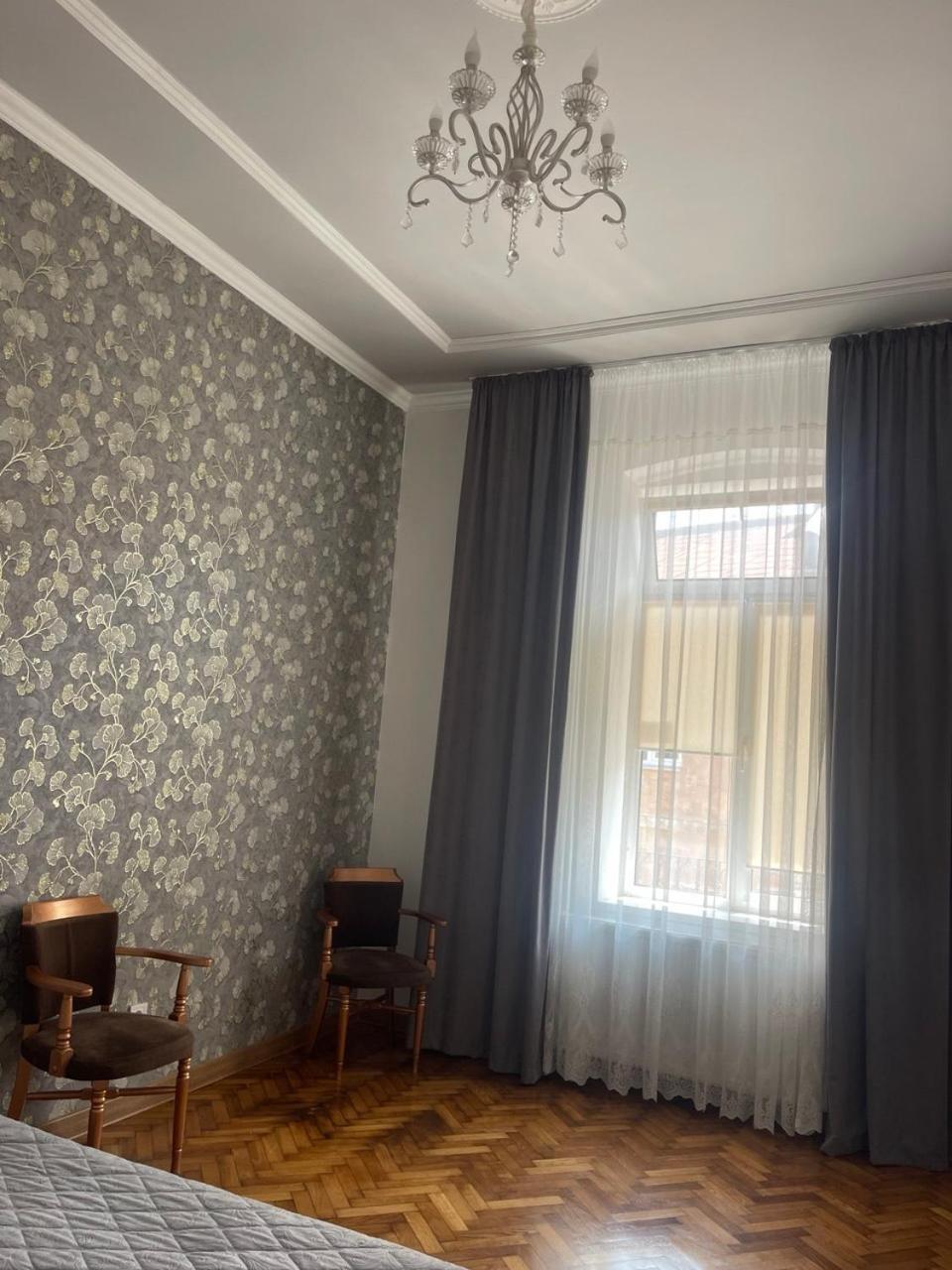 Newtone Apartment Tjernivtsi Eksteriør billede